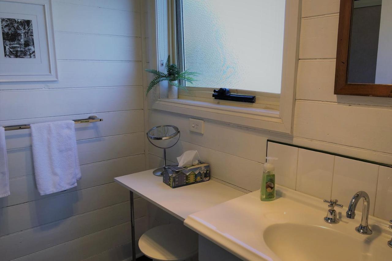 Binalong Beach Cottage Beachfront At Bay Of Fires Next To Restaurant Binalong Bay Exteriör bild