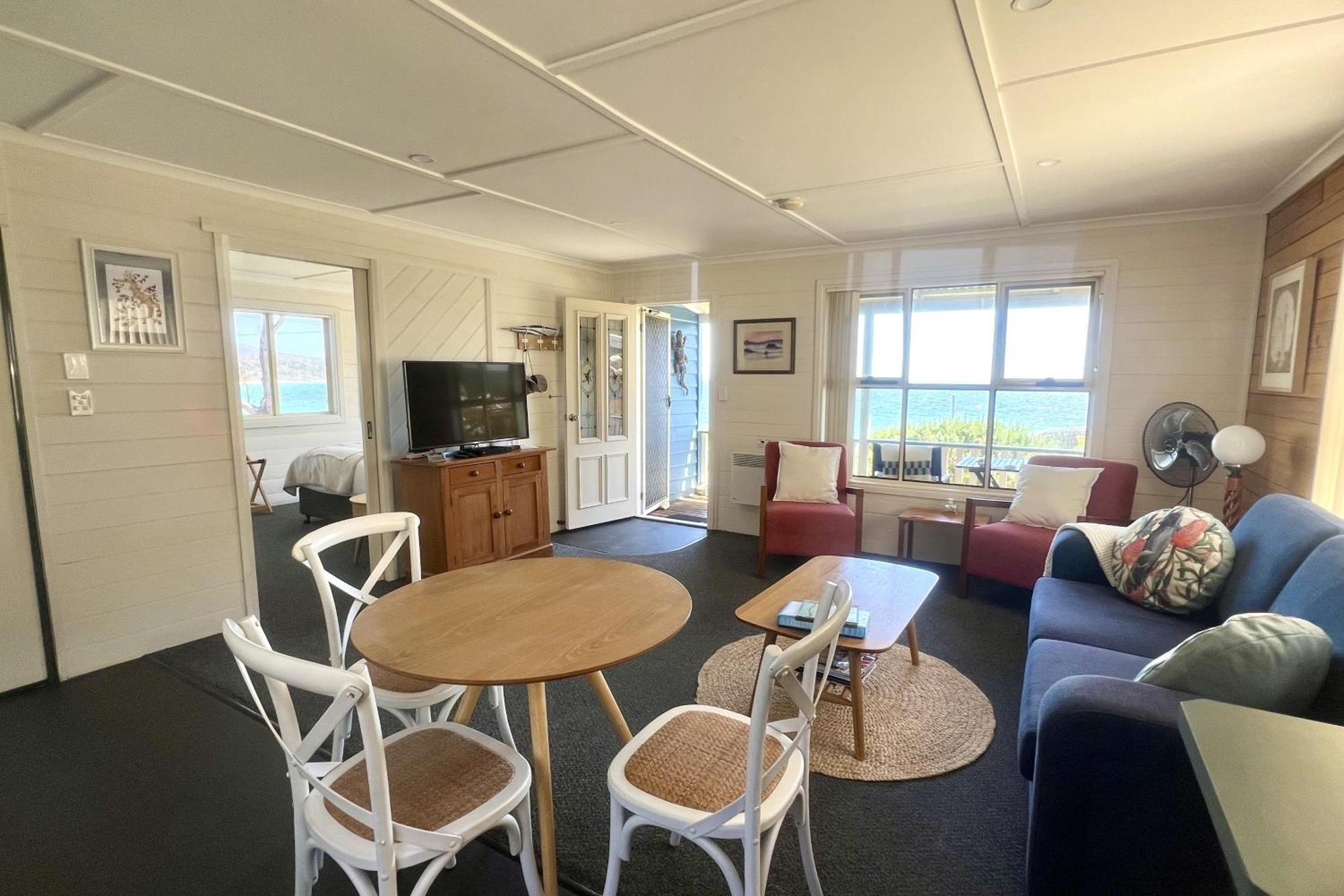 Binalong Beach Cottage Beachfront At Bay Of Fires Next To Restaurant Binalong Bay Exteriör bild