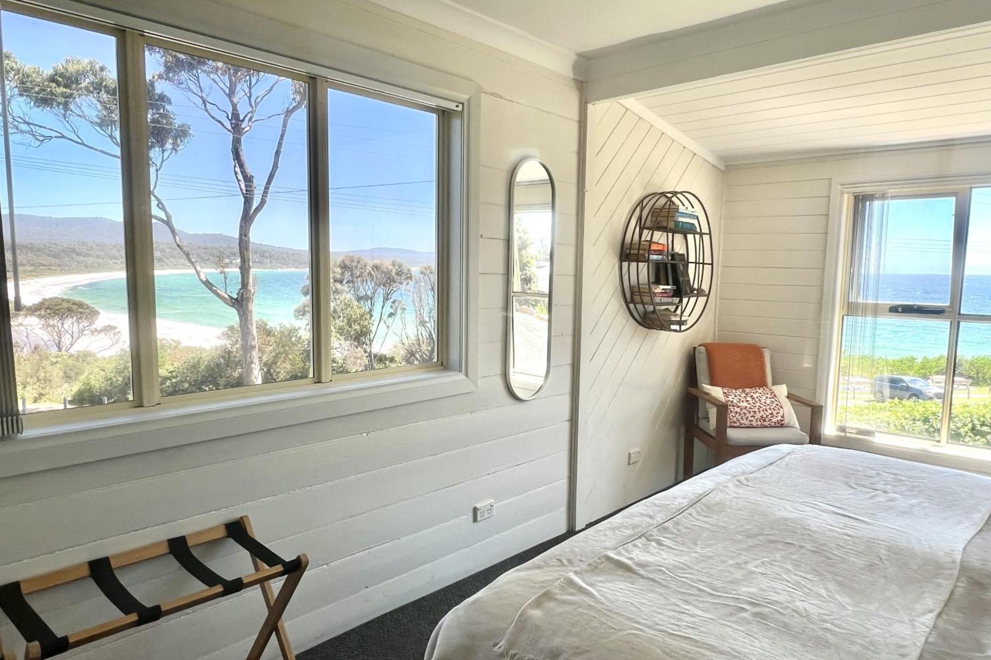 Binalong Beach Cottage Beachfront At Bay Of Fires Next To Restaurant Binalong Bay Exteriör bild